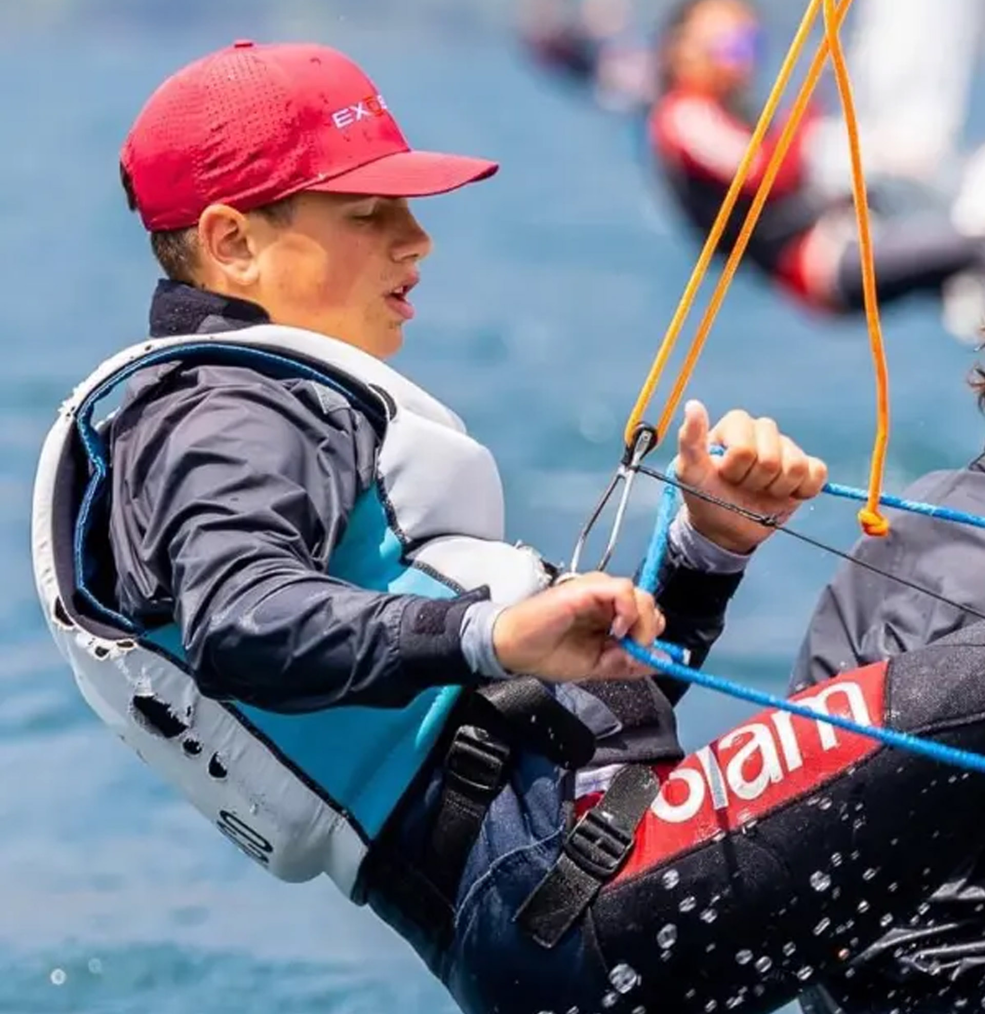 Marco Dogliotti con berretto rosso in barca a vela