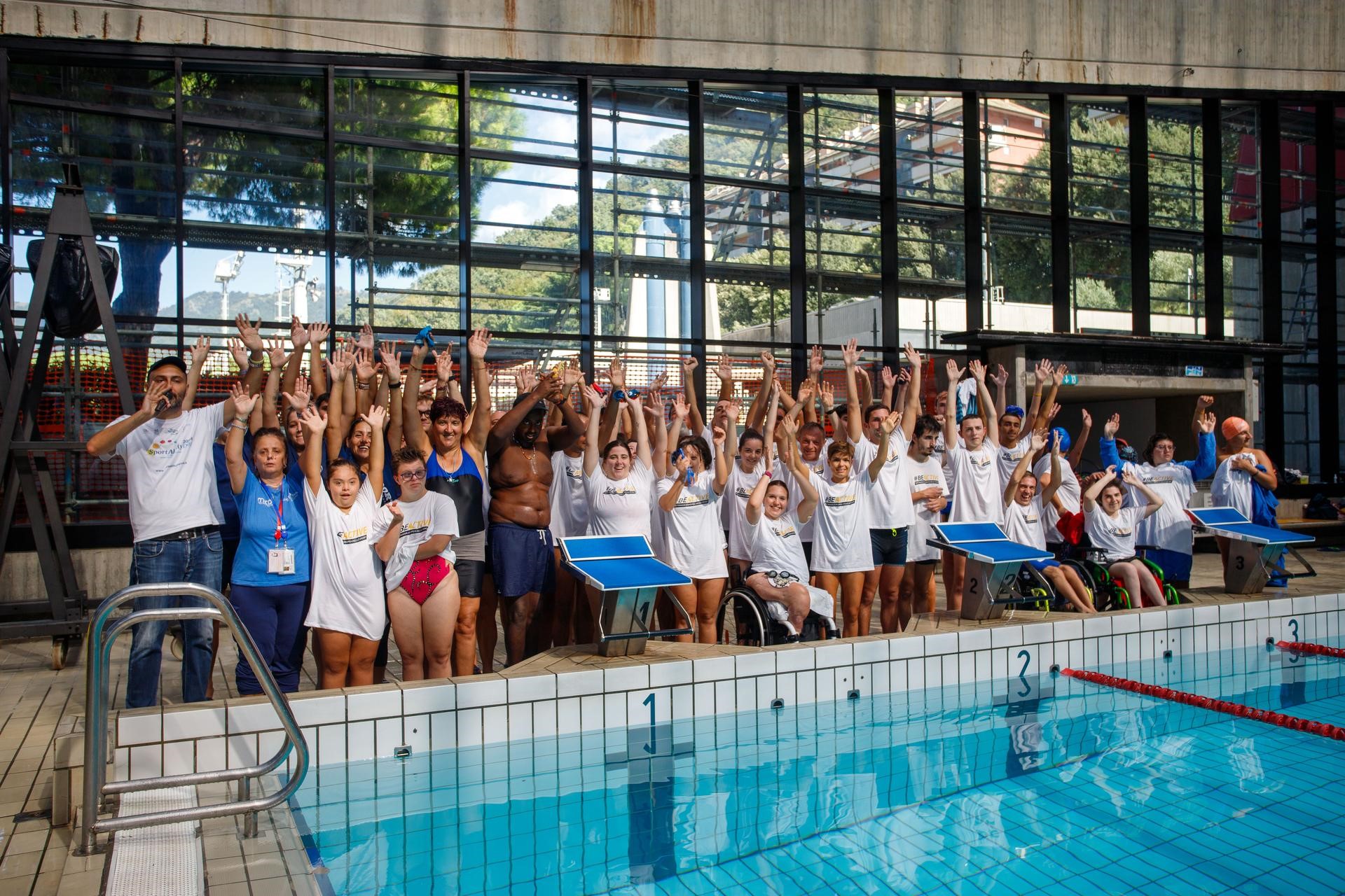 Gruppo di atleti in piscina