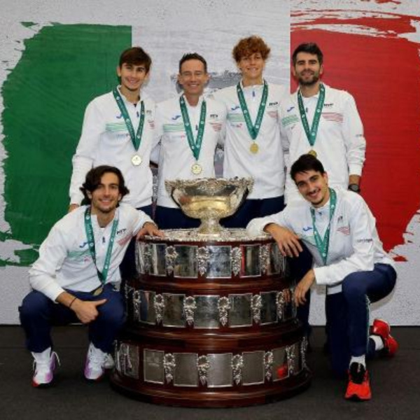 I campioni italiani assieme al trofeo della Coppa Davis vinta a Malaga