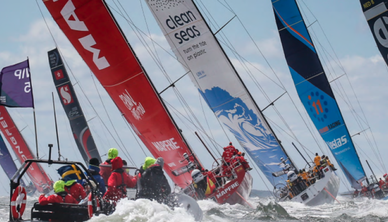 Una flotta di barche a vela impegnate in una regata competitiva, scivolano con grazia attraverso la vasta distesa dell'oceano.